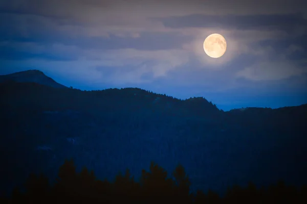 Crepúsculo en las montañas con luna llena —  Fotos de Stock