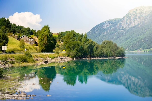 Noruega casas de campo. Lago e montanhas . — Fotografia de Stock