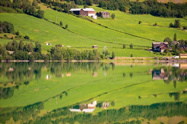 Norvège maisons de campagne. Lac et prairies . — Photo