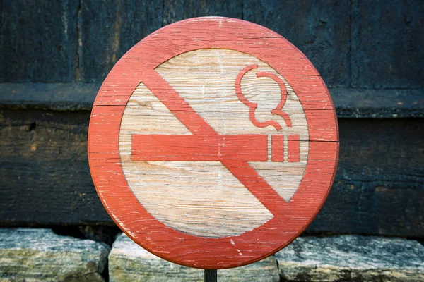 Holzschild für Rauchverbot — Stockfoto