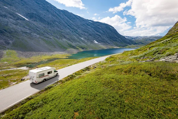 Voiture dans les montagnes de Norvège, Europe — Photo