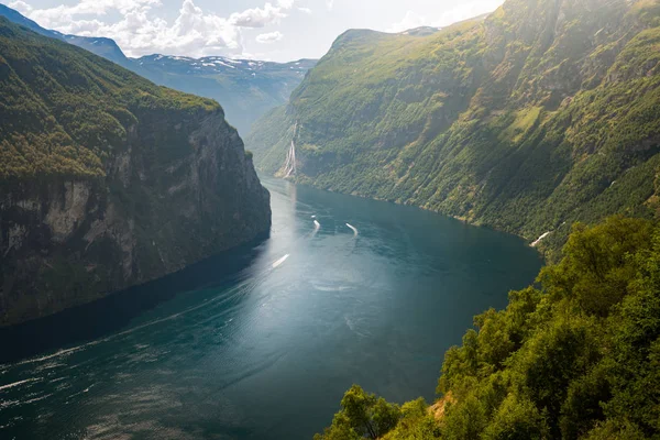 Lodě ve vodách fjordu, Norsko, Evropa — Stock fotografie