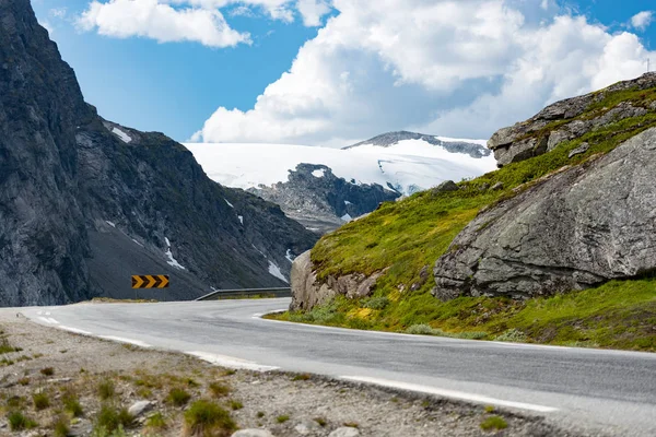 ヨーロッパ ノルウェーの山の中の道路 — ストック写真
