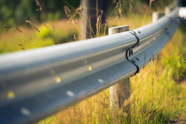 Gard demiryolu ülke yan yol üzerinde 