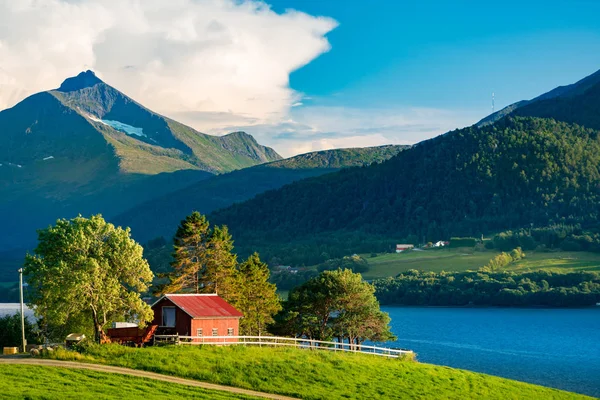 Celeiro na Noruega, Europa. Montanhas e rio . — Fotografia de Stock