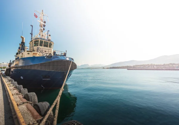 Schiff im hafen von alesund, norwegen, europa — Stockfoto