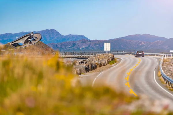 Voiture sur Atlantic Road en Norvège, Europe — Photo