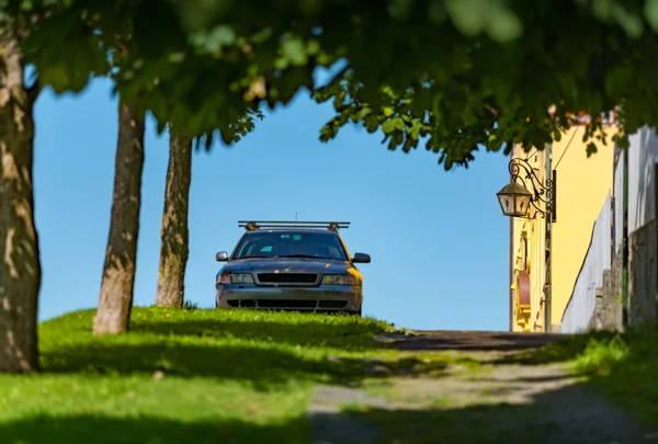 Altes auto in der straße von alesund, norwegen, europa — Stockfoto