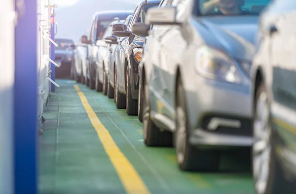 Bilfärja i Norge. Autos i linje ombord. — Stockfoto