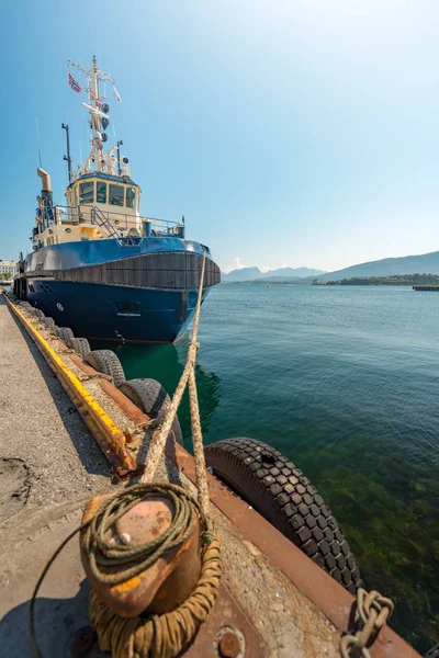 Loď v přístavu Alesund, Norsko, Evropa — Stock fotografie