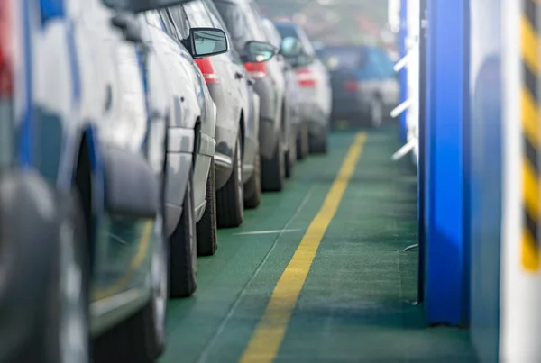 Bilfärja i Norge. Autos i linje ombord. — Stockfoto