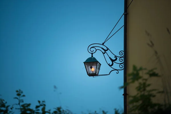 Luz de rua ao pôr do sol em Alesund, Europa . — Fotografia de Stock