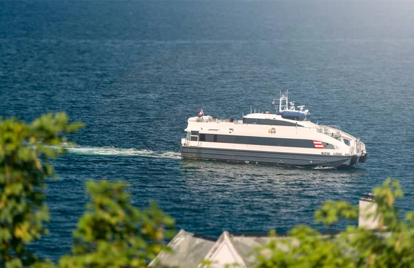 Nave nelle acque di fiord, Norvegia, Europa — Foto Stock