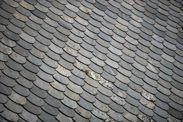 Techo de baldosas de piedra vieja en Noruega, Europa — Foto de Stock