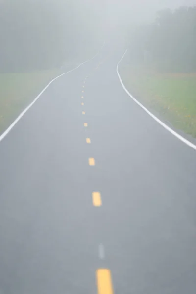 Mistige weg in Noorwegen, Europa — Stockfoto