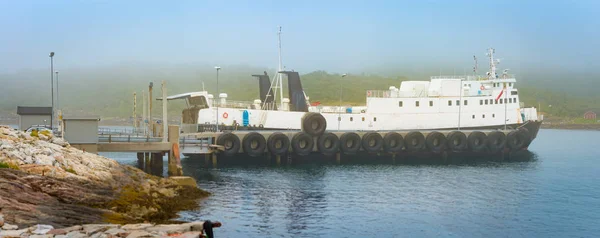 Car ferry in Norway. Water in foreground. — Stock Photo, Image