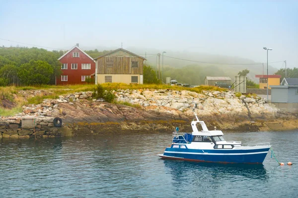 Barco perto da costa com casas na Noruega — Fotografia de Stock
