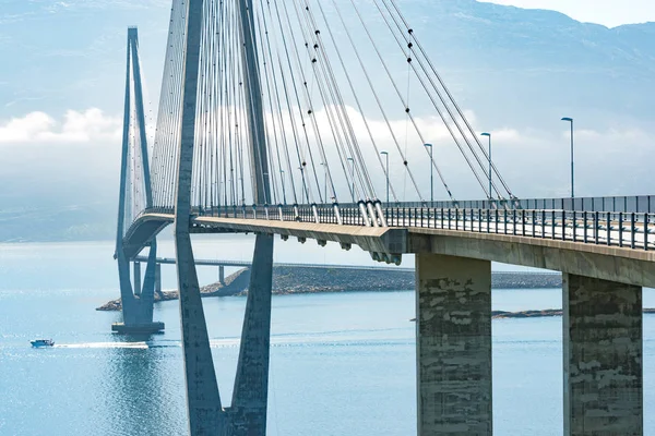 Norveç, Europe'köprü yolda araba — Stok fotoğraf