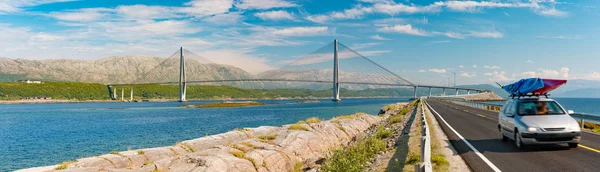 Carro na estrada de ponte na Noruega, Europa — Fotografia de Stock