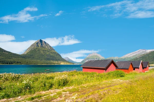 Celeiros na Noruega, Europa. Montanhas, rio, céu — Fotografia de Stock