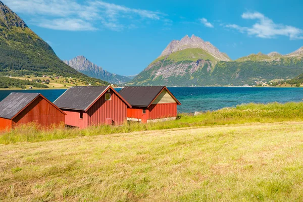 Graneros en Noruega, Europa. Montañas, río, cielo — Foto de Stock