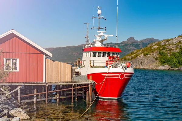 Norveç, Europe iskelede gemi — Stok fotoğraf
