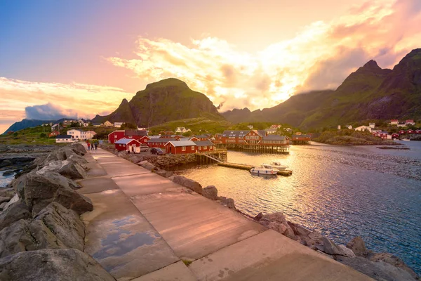 Aldeia nas ilhas Lofoten na Noruega, Europa — Fotografia de Stock