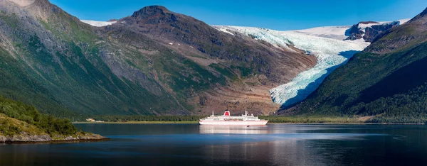 Navio de cruzeiro no glaciar Svartisen na Noruega — Fotografia de Stock