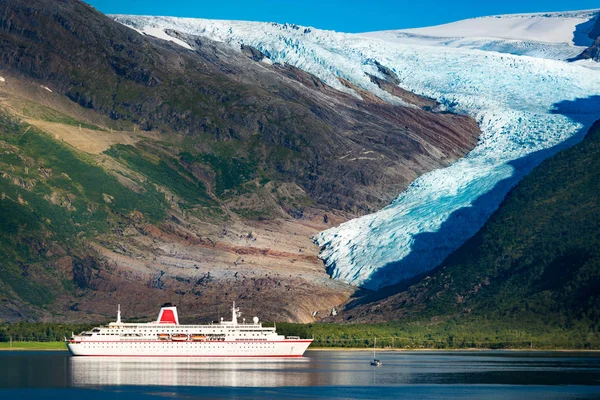 Cruise ship at Svartisen glacier in Norway — Stock Photo, Image