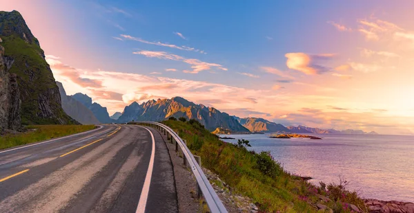 Άδειο δρόμο στη Νορβηγία, Ευρώπη. Ηλιοβασίλεμα ταξίδια — Φωτογραφία Αρχείου