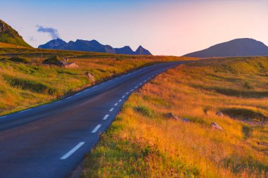 Norveç, Europe boş yolda. Gün batımı seyahat