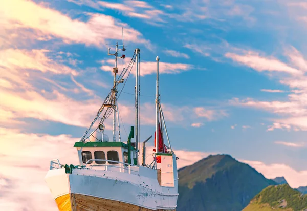 Norveç, Europe iskelede gemi — Stok fotoğraf