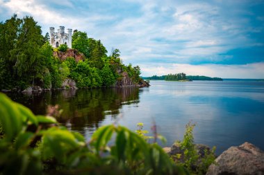 Gölün üzerindeki eski beyaz ev.