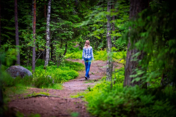 Donna sulla strada forestale in estate — Foto Stock