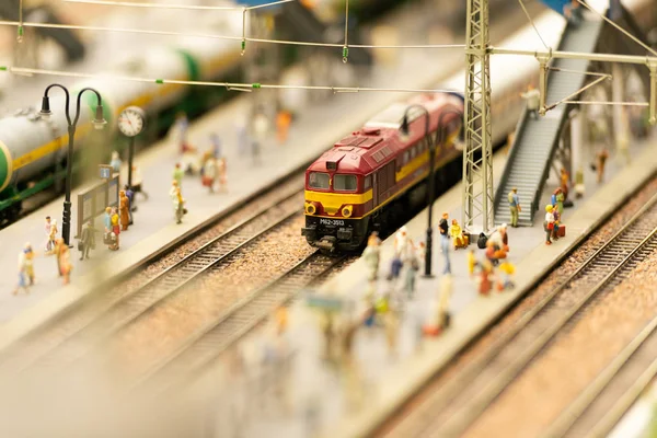 Spielzeugmodelle von Zügen, Bahnhöfen und Menschen — Stockfoto