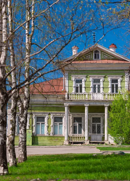 Casa de madeira velha verde log em Vologda Rússia — Fotografia de Stock