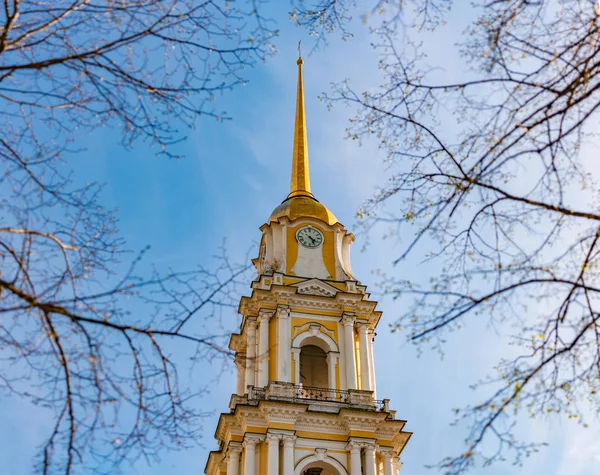 Dzwonnica Rybińska w Rosji. Niebo w tle. — Zdjęcie stockowe
