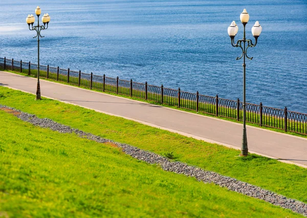 Caminhe muito perto de água no belo parque — Fotografia de Stock