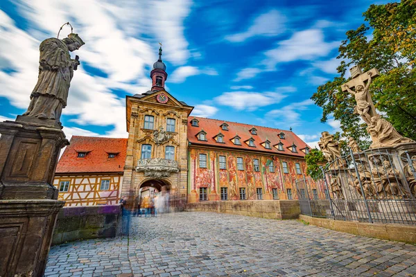 Město Bamberg Německu Radniční Budova Pozadí Modrou Oblačnou Oblohou Architektura — Stock fotografie