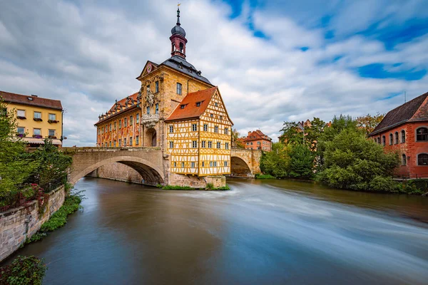 Almanya Daki Bamberg Şehri Arka Planda Mavi Bulutlu Gökyüzü Olan — Stok fotoğraf