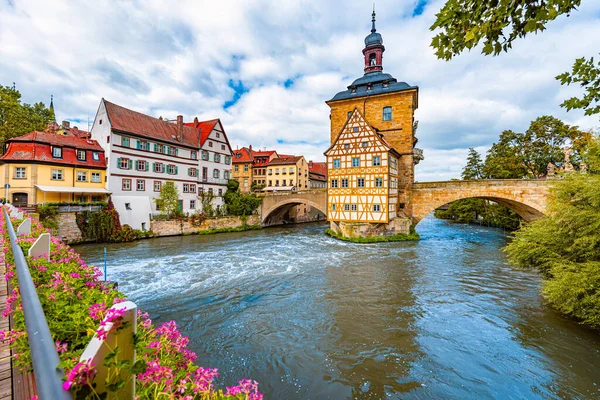 Almanya Daki Bamberg Şehri Arka Planda Mavi Bulutlu Gökyüzü Olan — Stok fotoğraf