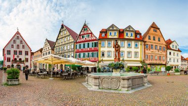 Bad Mergentheim, Almanya - 24 Eylül 2014: Almanya 'nın Bavyera kentindeki Bad Mergentheim kentinin ana meydanı