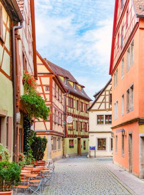 Rothenburg Ob Der Tauber, Almanya - SEPTEMBER 24, 2014: Bavyera 'daki Rothenburg Ob Der Tauber şehrinin eski caddesinde görüş