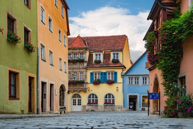 Rothenburg Ob Der Tauber, Bavyera, Almanya, Avrupa 'daki boş eski cadde. Eski Alman mimarisi. Arkaplanda mavi bulutlu gökyüzü