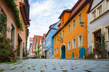 Rothenburg Ob Der Tauber, Bavyera, Almanya, Avrupa 'daki boş eski cadde. Eski Alman mimarisi. Arkaplanda mavi bulutlu gökyüzü