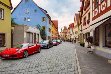 Rothenburg Ob Der Tauber, Almanya - SEPTEMBER 24, 2014: Kırmızı ferrari ve diğer arabalarla şehir caddesinde görüş. Bavyera, Almanya, Avrupa