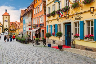 Rothenburg Ob Der Tauber, Almanya - SEPTEMBER 24, 2014: Rothenburg Ob Der Tauber 'in geleneksel mimarisi ile eski şehir caddesinde görüş, Almanya, Avrupa