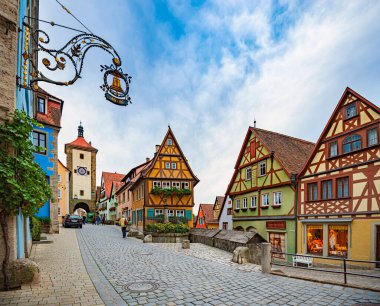 Geleneksel Rothenburg Ob Der Tauber, Bavyera, Almanya ve Avrupa mimarisi ile eski şehir caddesinde manzara