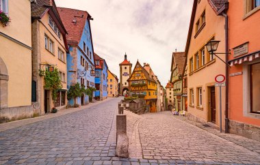 Geleneksel Rothenburg Ob Der Tauber, Bavyera, Almanya ve Avrupa mimarisi ile eski şehir caddesinde manzara