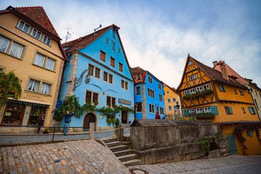 Rothenburg Ob Der Tauber, Almanya - SEPTEMBER 24, 2014: Rothenburg Ob Der Tauber 'in geleneksel mimarisi ile eski şehir caddesinde görüş, Almanya, Avrupa